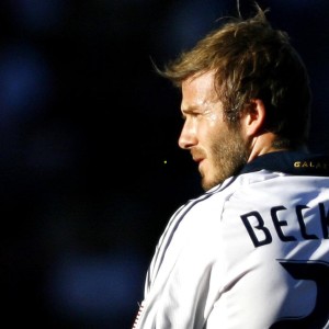 爱游戏下载|德甲巨头转会策略转向，蓝军锋线新星身价博弈成夏窗焦点